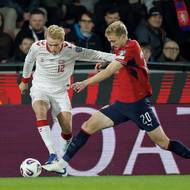 Jaroslav Zelený obírá o míč  Froholdta.