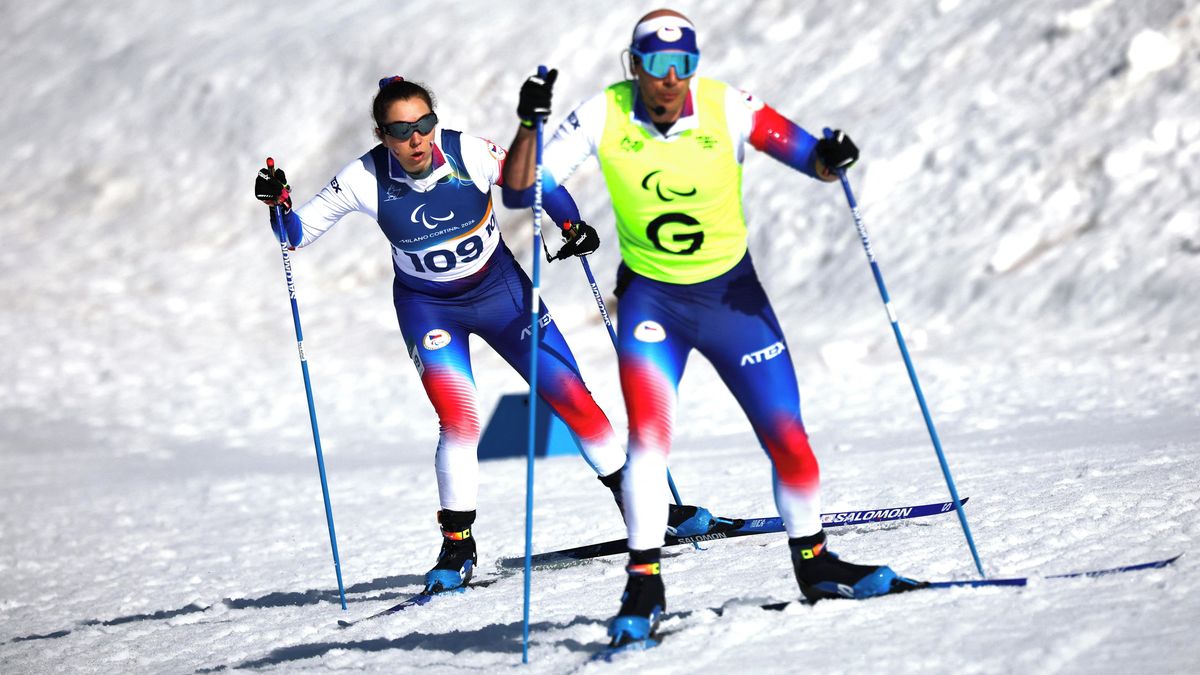 Jeho hlas je pro nevidomou závodnici klíčový, během závodu se nemůže ani napít