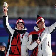 Simona Bubeníčková s trasérem Davidem Šrůtkem slaví stříbrnou biatlonovou medaili