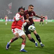 Jeden z ostřejších soubojů během derby. 