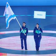 Osamocená izraelská vlajka v rukou dobrovolníků