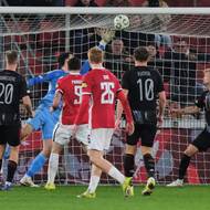 Rozhodující střela zápasu. Troy Parrott (s číslem 9) skóruje podruhé.