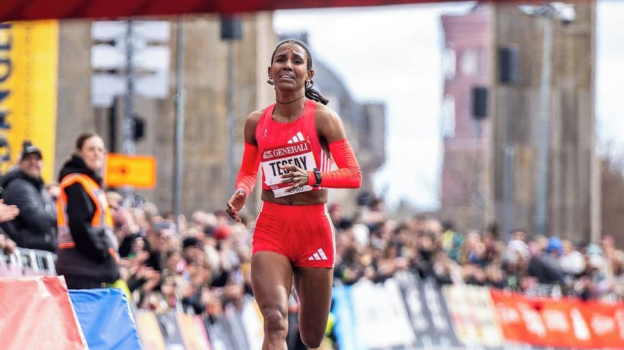 Tesfayová zaběhla při maratonském debutu v Barceloně druhý čas historie