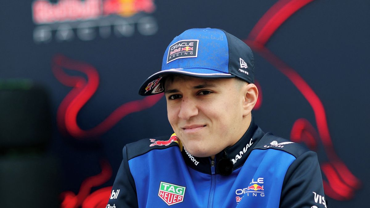 Hadjar nesouhlasí s Verstappenem. V současném závodění problém nevidí