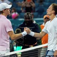 Jiří Lehečka (vpravo) gratuluje svému přemožiteli Janniku Sinnerovi.