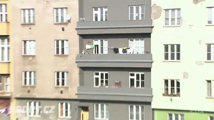 Zábavný moment v Ďolíčku, Koubek přesně trefil balkón bytového domu