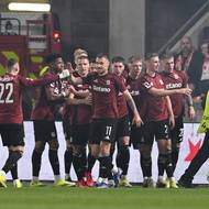 Fotbalisté Sparty se radují z gólu. 