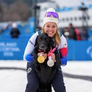 Carina Edlingerová se svými medailemi a milovaným vodícím psem