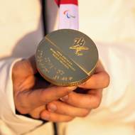 Detail zlaté medaile Cariny Edlingerové