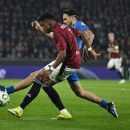 Útočná snaha Mercada v úvodu odvety s Alkmaarem.