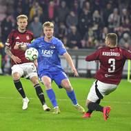 Kadeřábek se Zeleným brání Isaka Jensena.