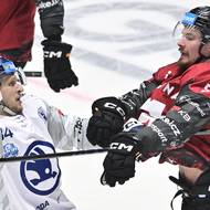 Sparťan Mikael Seppälä v potyčce. 