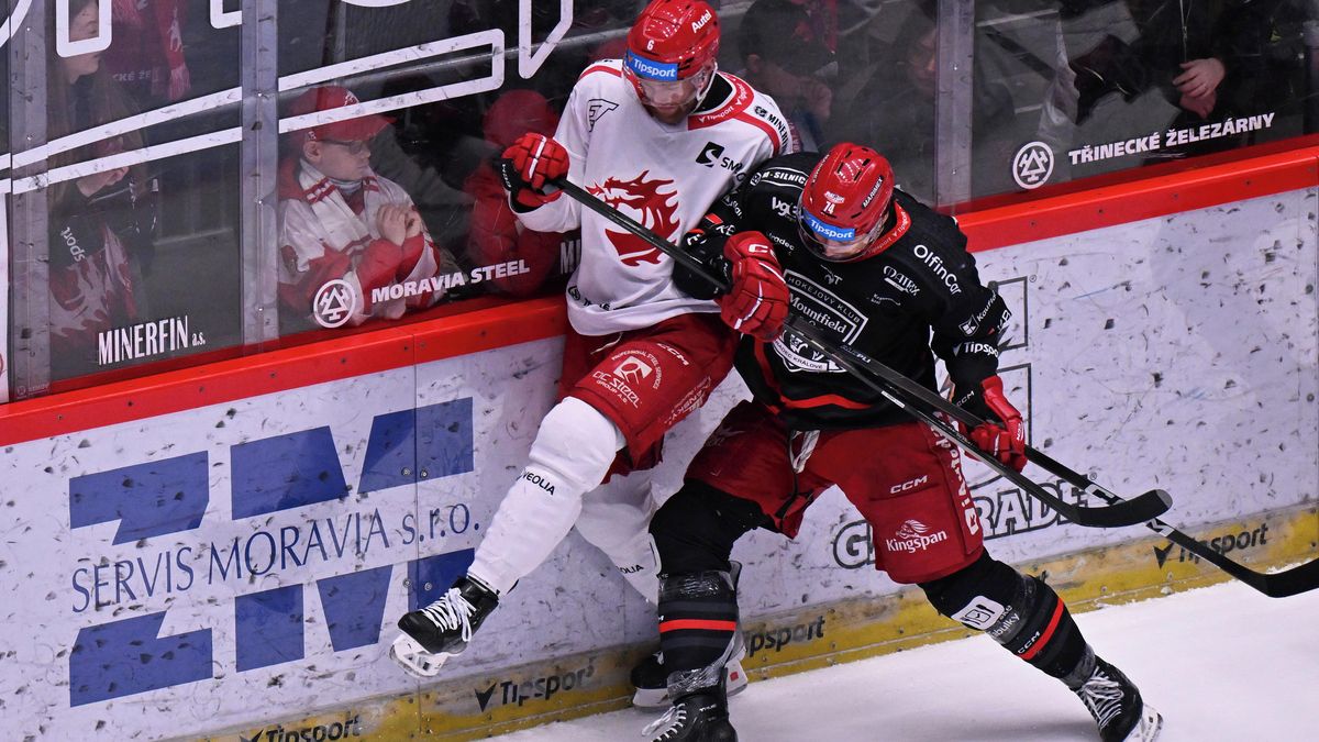 Utkání v Třinci bylo přerušeno. Zdravotníci ošetřovali hostující fanynku