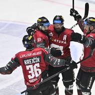 Hokejisté Sparty se radují z dalšího gólu do sítě Plzně. 