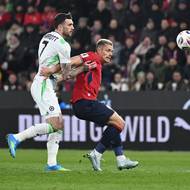 Tomáš Holeš brání Troye Parrotta.