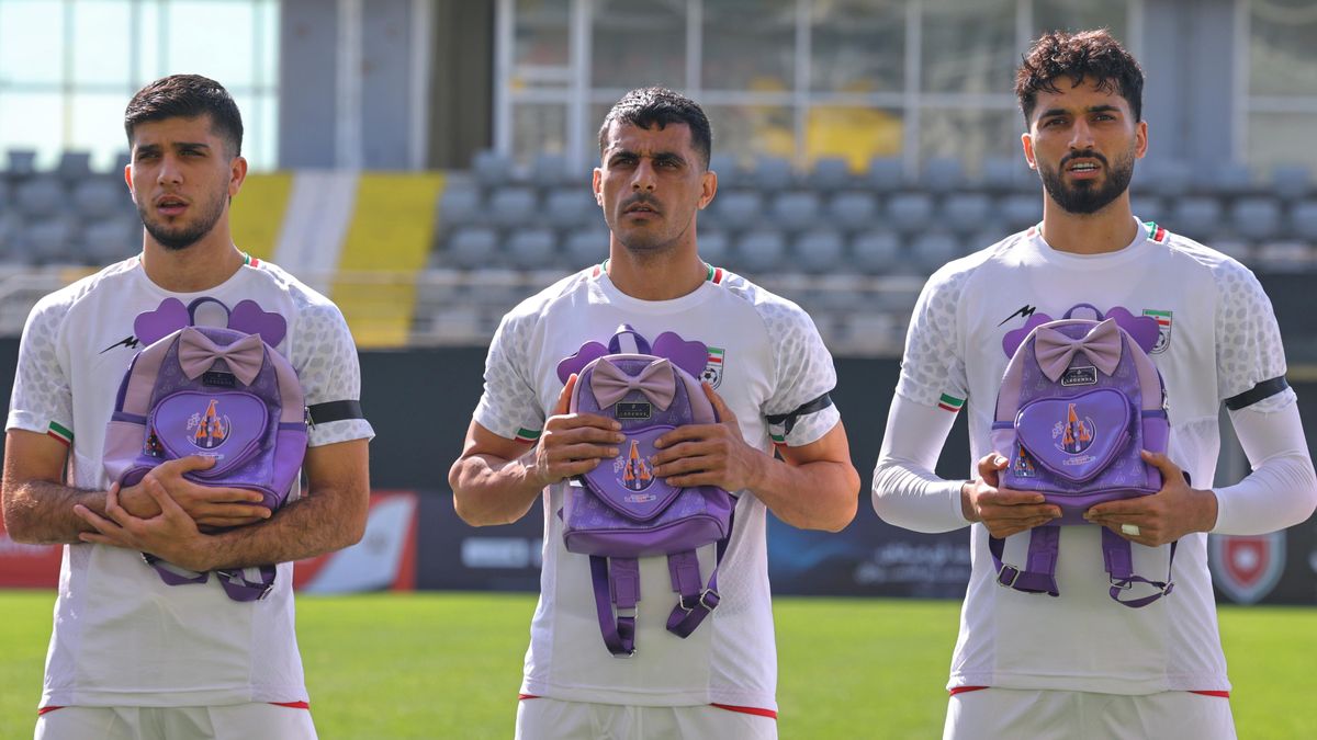 Školní batůžky a černé pásky. Íránští fotbalisté připomněli oběti vzdušných úderů