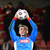 Rozcvičení gólmana Matěje Kováře.