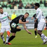 Daniel Vašulín (v černém) se neprosadil proti přesile