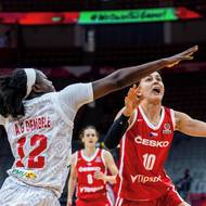 České basketbalistky nestačily na Mali. Eliška Hamzová se snaží probít přes Alimu Dembeleovou. 