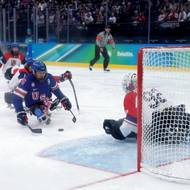 Declan Farmer najíždí na Patrika Sedláčka.