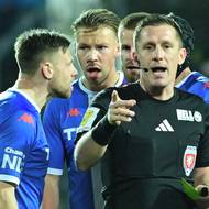 Radim Breite z Artisu (vlevo) vyfasoval červenou kartu od rozhodčího Ondřeje Pechance červenou kartu.