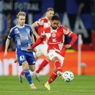 Phillipp Mwene utíká Michalu Beranovi.