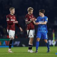 Jaroslav Zelený blahopřeje Wouteru Goesovi.