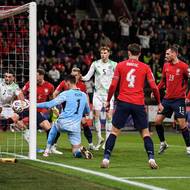 Druhý irský gól. Nešikovný Coufalův odkop se odrazil do brankové konstrukce, pak do ramena Matěje Kováře a nakonec do brány.