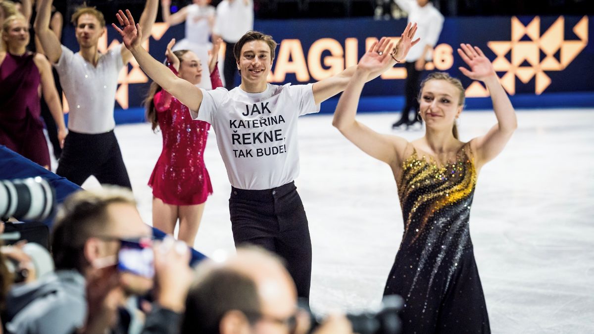 Čeští krasobruslaři vysvětlili vzkaz na tričku. Teď to místo ledu roztočí na Matějské