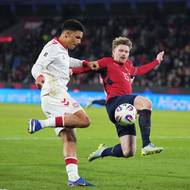 Pavel Šulc v prodloužení blokuje Alexandera Baha.