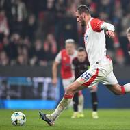 Slávistický útočník Tomáš Chorý proměňuje penaltu. 