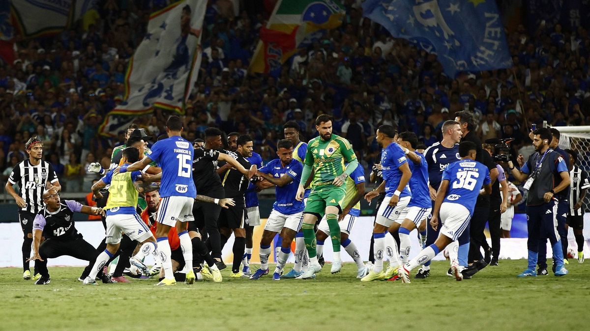 Hulk šermoval pěstmi! V Brazílii se rozjela bitka přímo na hřišti, zapojil se i Preciado