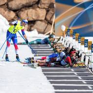 Na střelnici může Šrůtek neverbálně pomoci s nastavením polohy Bubeníčkové, poklepává jí hůlkou