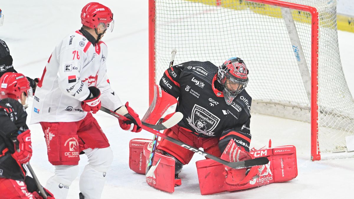 HOKEJ ONLINE: Videomomenty. Rána pro Třinec, Hradec skvěle vstoupil do třetiny! Fanouška zasáhl puk do obličeje