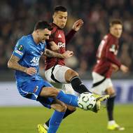 Hugo Sochůrek v souboji s irskou hvězdou Alkmaaru Troyem Parrottem.