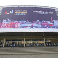 Velký plakát na fasádě O2 areny láká na MS 2026 v krasobruslení, dne 23. března 2026 v Praze.