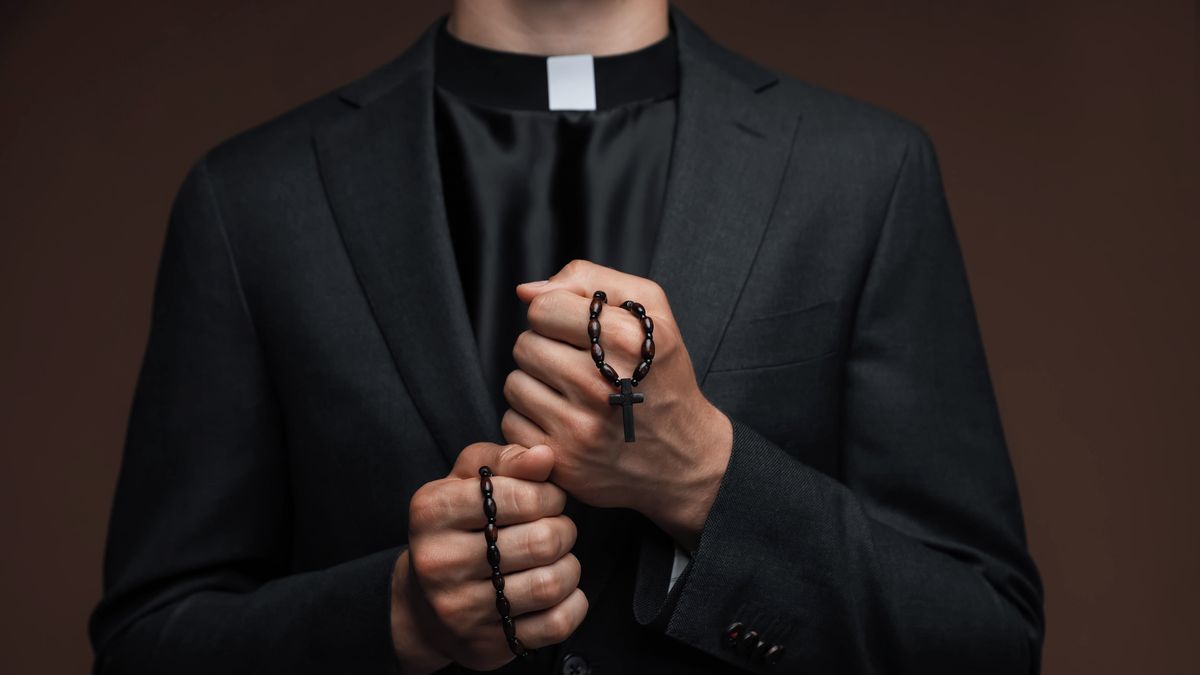 Bizár roku! Trenér se převlékl za kněze a nakopl soupeře