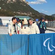 České parabiatlonistky přijel podpořit i předseda Senátu Miloš Vystrčil, v cíli hovořil s Carinou Edlingerovou