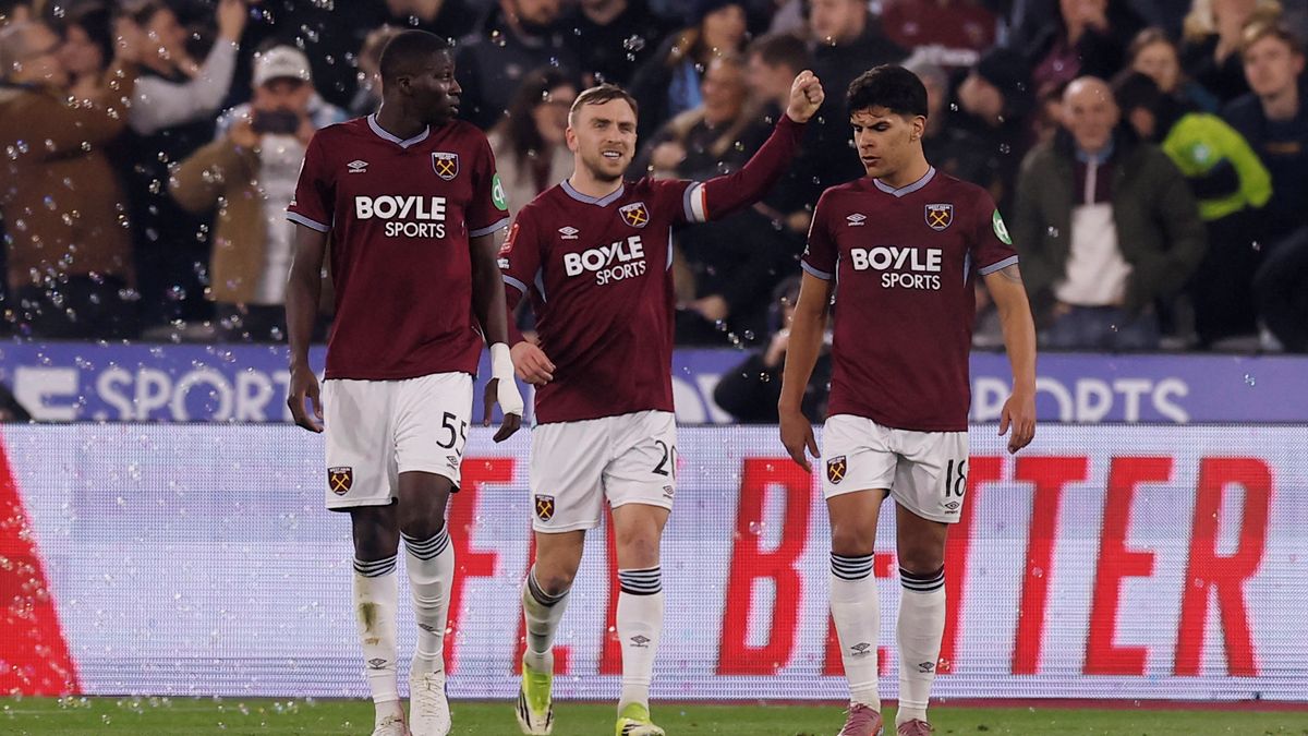 Souček proměnil penaltu v rozstřelu a pomohl k postupu. Hrdinou se stal Bowen