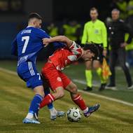 Danijel Šturm v akci proti bundesligovému soupeři.