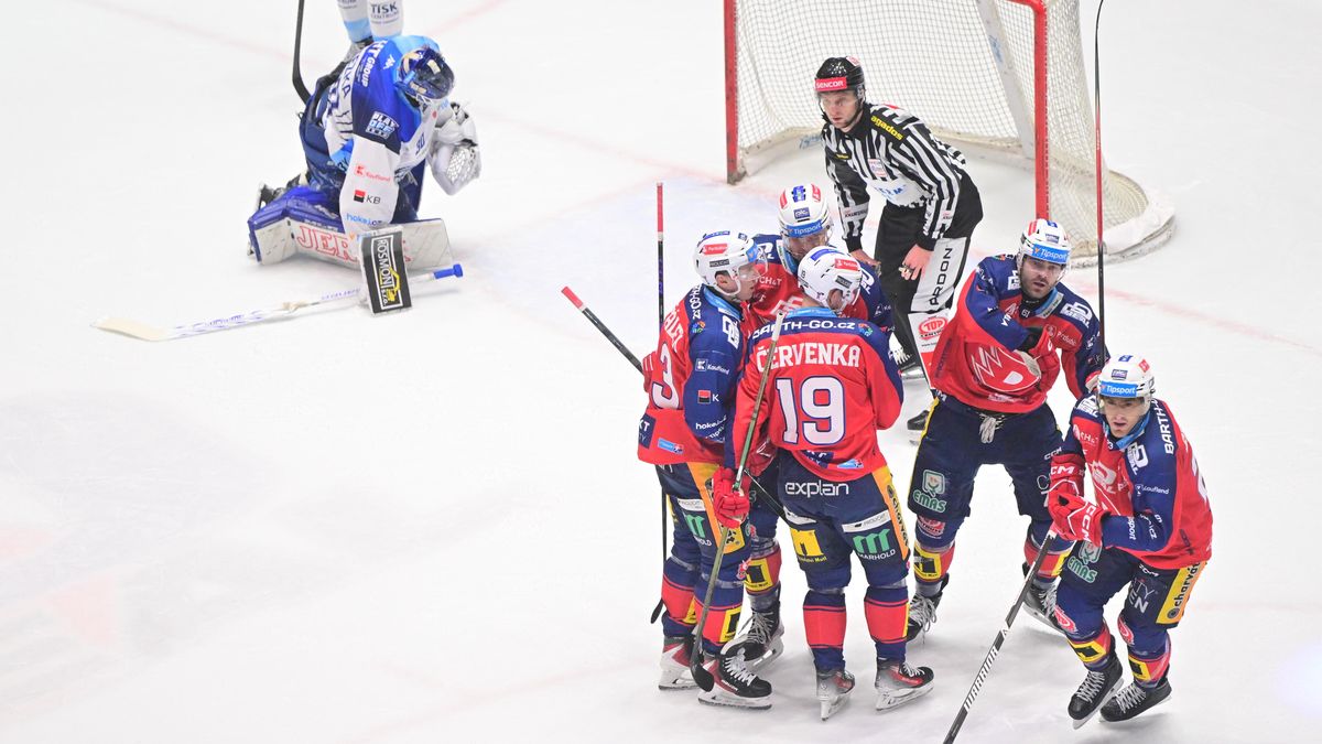 HOKEJ ONLINE: Videomomenty. Bláznivý zápas v Pardubicích pokračuje