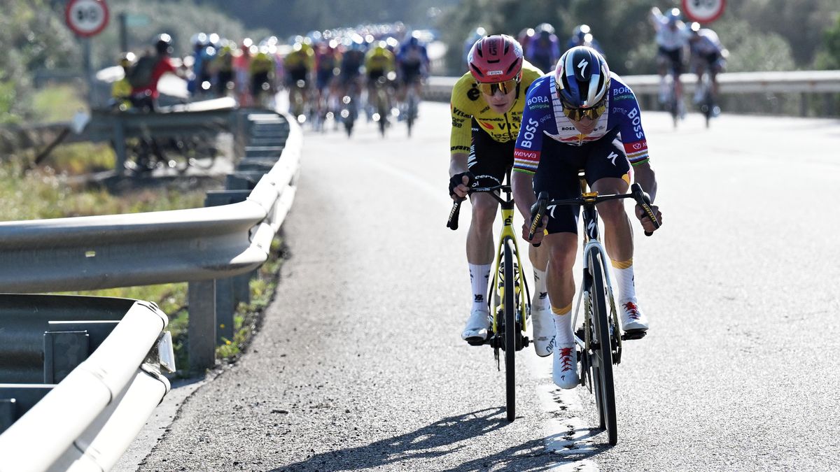 Hvězdný únik v Katalánsku skončil Evenepoelovým pádem, dál vede Godon