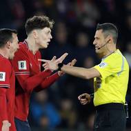 Diskuze kapitána Ladislava Krejčího s italským rozhodčím.