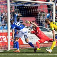 Obránce Baníku Ondřej Kričfaluši (vlevo) překonává brankáře Zlína Stanislava Dostála. 