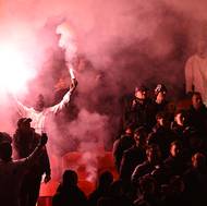 Fanoušci Slavie při derby odpálili pyrotechniku. 