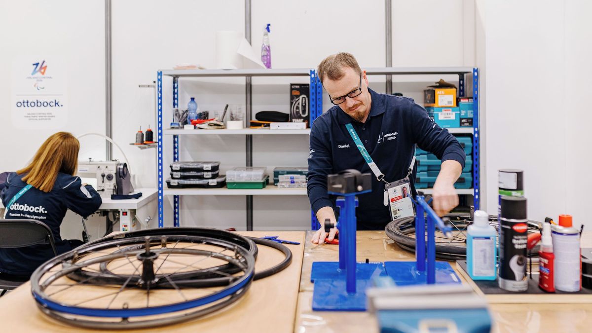 Sundají nohy a čekají. Opravna ve vesnici jede na plné obrátky