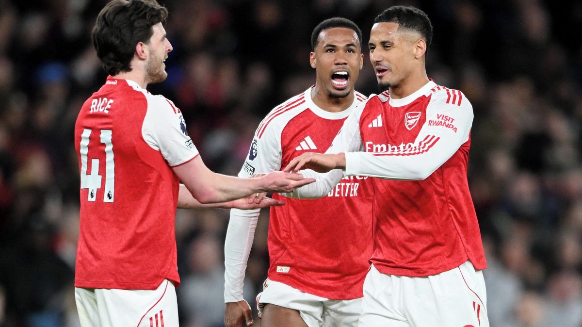 Arsenal dvěma góly v závěru zdolal Everton