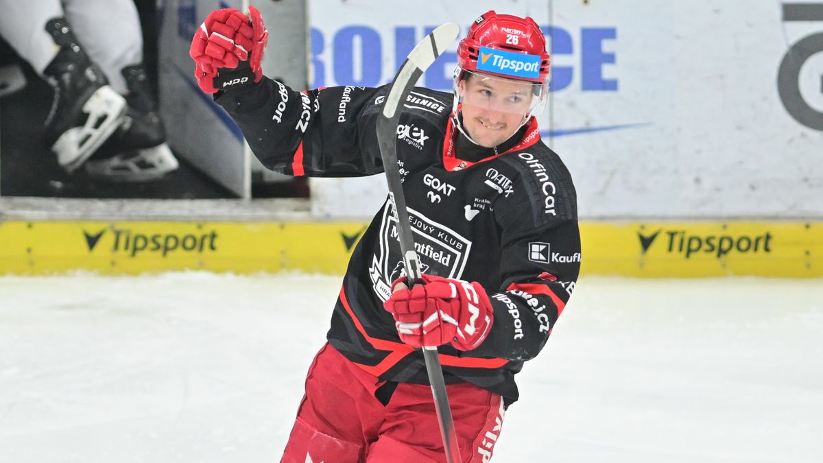 HOKEJ ONLINE: Videomomenty. Rána pro Třinec, Hradec skvěle vstoupil do třetiny! Fanouška zasáhl puk do obličeje