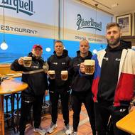 Jiří Procházka se svým trenérským týmem před odletem do Miami.