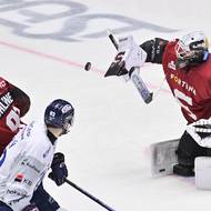 Zleva Kristian Vesalainen ze Sparty, Michal Teplý z Plzně a brankář Sparty Josef Kořenář.